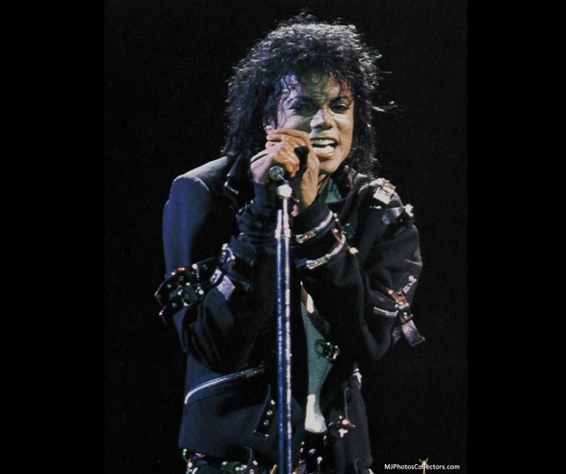 Jacheta neagră purtată de Michael Jackson în turneul „Bad”, scoasă la licitaţie