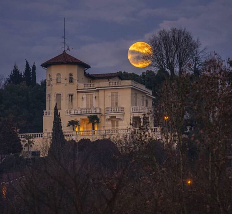 Eclipsă totală de Lună, vizibilă în România