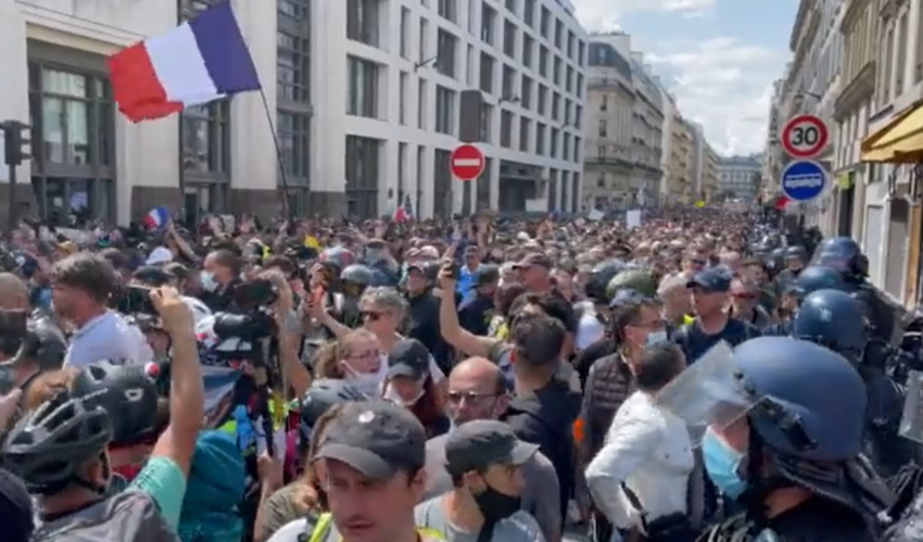 Noi violențe în Franța. Oamenii au ieșit pe străzi să protesteze față de noua lege a pensiilor