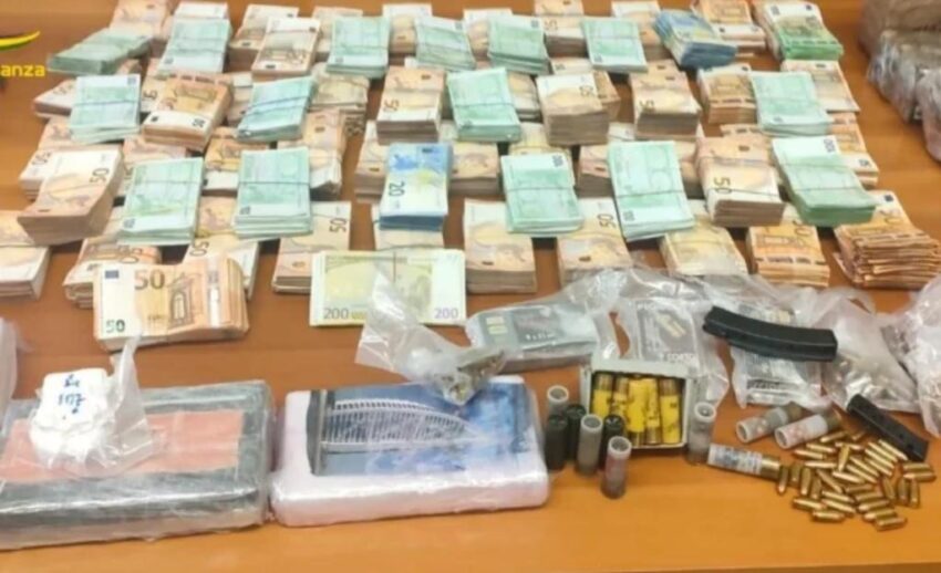Bandă de români și albanezi destructurată în Florența: s-au găsit peste 600 de mii de euro, 100 de kg de hașiș și 5 kg de cocaină / Un alt român a fost prins în Malta cu 15 kilograme de cocaină