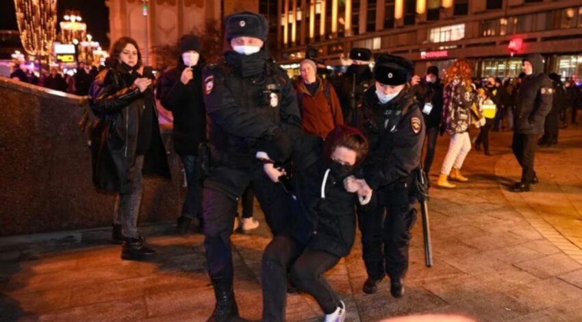 La Moscova jurnaliștii și protestatarii sunt arestați pe străzi